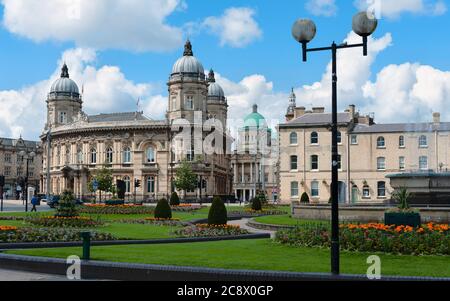 Queens Gardens avec pelouse et fleurs et vue sur le Musée maritime et l'hôtel de ville le 11 juillet 2020 à Hull, Yorkshire, Royaume-Uni. Banque D'Images