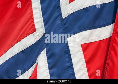 Gros plan du drapeau norvégien, croix bleue sur fond rouge Banque D'Images