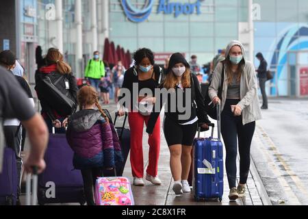 Les passagers arrivant à l'aéroport de Birmingham, alors que les personnes arrivant en Angleterre après des vacances en Espagne ont été informés qu'ils doivent mettre en quarantaine lorsqu'ils rentrent chez eux. Banque D'Images