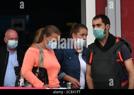 Les passagers arrivant à l'aéroport de Birmingham, alors que les personnes arrivant en Angleterre après des vacances en Espagne ont été informés qu'ils doivent mettre en quarantaine lorsqu'ils rentrent chez eux. Banque D'Images