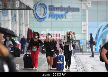 Les passagers arrivant à l'aéroport de Birmingham, alors que les personnes arrivant en Angleterre après des vacances en Espagne ont été informés qu'ils doivent mettre en quarantaine lorsqu'ils rentrent chez eux. Banque D'Images