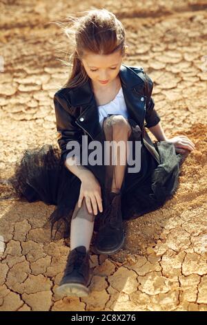 Mode pour enfants. Enfant à la mode. Fille à l'extérieur dans des vêtements tendance. Banque D'Images