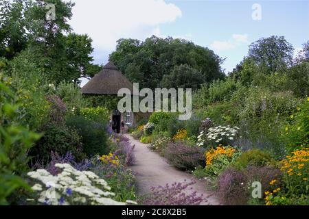 Visiteurs des jardins fortifiés, avec une maison d'été ronde en flanelle et brique, West Dean, West Sussex, Angleterre, Royaume-Uni Banque D'Images