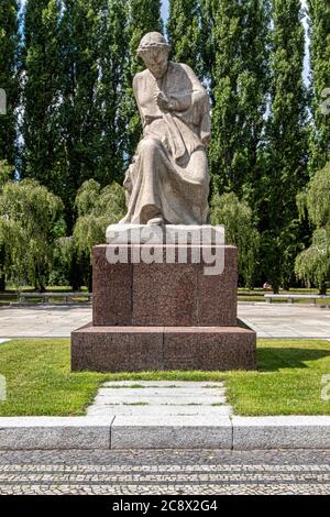 Sculpture – la mère patrie pleurant pour la perte de fils – au Mémorial de la guerre soviétique dans le parc de Treptow, Berlin, Allemagne Banque D'Images