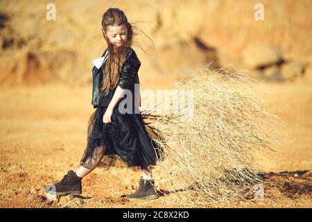 Mode pour enfants. Enfant à la mode. Fille à l'extérieur dans des vêtements tendance. Banque D'Images