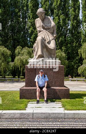 Sculpture – la mère patrie pleurant pour la perte de fils – au Mémorial de la guerre soviétique dans le parc de Treptow, Berlin, Allemagne Banque D'Images