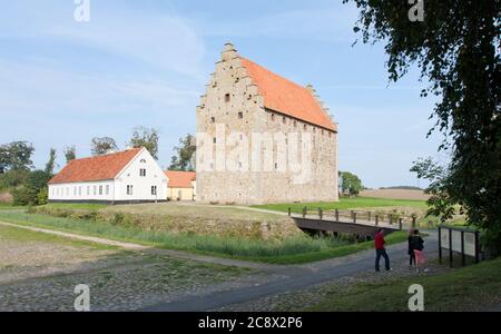 GLIMINGEHUS, SUÈDE LE 03 SEPTEMBRE 2011. Vue sur le château de Glimmingehus, manoir médiéval. Personnes non identifiées. Éditorial . Banque D'Images