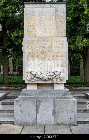 Sarcophage avec citation de Joseph Staline à la guerre soviétique Memorial à Treptow Park, Berlin, Allemagne Banque D'Images