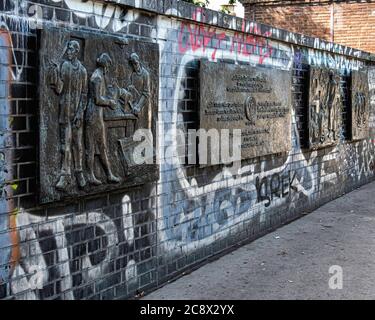 Plaques de bronze sur le pont ferroviaire de la gare S-bahn Schönhauser Allee, Berlin. Mémorial aux victimes du nazisme 1933 -1945. Banque D'Images