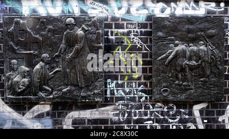 Plaques de bronze sur le pont ferroviaire de la gare S-bahn Schönhauser Allee, Berlin. Mémorial aux victimes du nazisme 1933 -1945. Banque D'Images