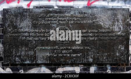 Plaque de bronze centrale sur le pont ferroviaire de la gare S-bahn Schönhauser Allee, Berlin. Mémorial aux victimes du nazisme 1933 -1945. Banque D'Images