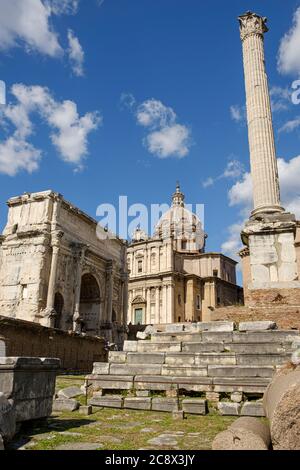 Severus Arch et Temple Saturne, Forum romain, Rome, Italie Banque D'Images