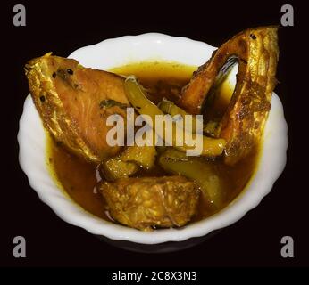 Bengali Hilsa plat de curry de poisson servi sur un bol blanc. Ce poisson est également connu sous le nom d'Ilish en langue bengali Banque D'Images