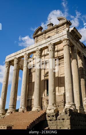 La colonnade et la façade du Temple d'Antoninus et Faustina (église de San Lorenzo à Miranda) au Forum de Rome Banque D'Images