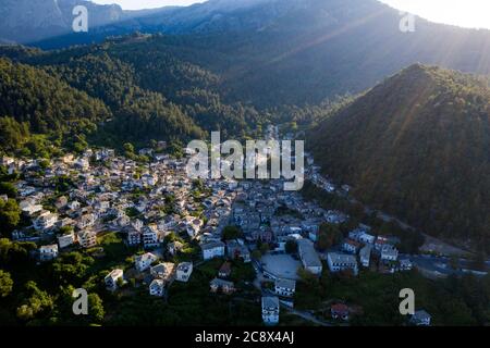 Vue aérienne du beau petit village de Panagia à Thassos, Grèce. Banque D'Images