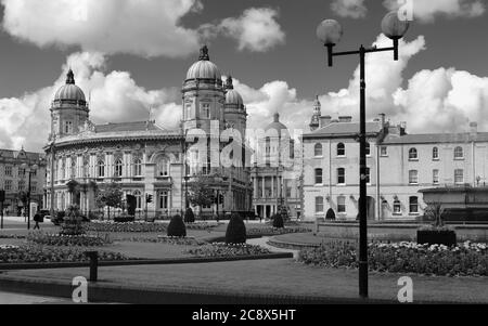 HULL, Royaume-Uni - 11 JUILLET 2020 : Queens Gardens avec pelouse et fleurs et vue sur le Musée maritime et l'hôtel de ville le 11 juillet 2020 à Hull, Yorkshire, Royaume-Uni. Banque D'Images