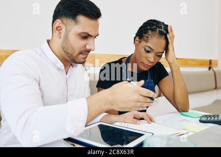 De sérieux cadres d'affaires multiethniques planifient la réouverture des cafés après la pandémie de Covid-19 Banque D'Images