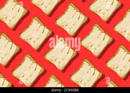 Beurre et pain sur fond rouge. Style minimaliste et créatif. Banque D'Images