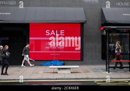 Oxford Street, Londres, Royaume-Uni. 27 juillet 2020. Les rues commerçantes du centre de Londres restent calmes un lundi matin gris. Un sommeil agitée devant le magasin House of Fraser à Oxford Street. Crédit: Malcolm Park/Alay Live News. Banque D'Images