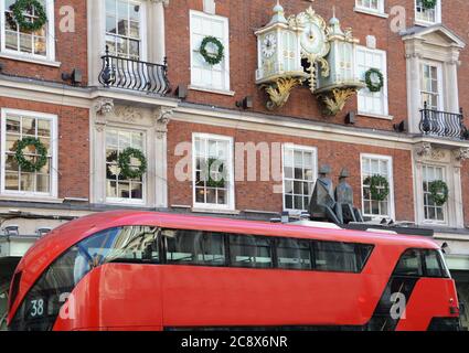 Le quartier de luxe de Mayfair est caractérisé par des résidences géorgiennes élégantes, des hôtels exclusifs et des restaurants raffinés. Le bus rouge est un symbole de L. Banque D'Images