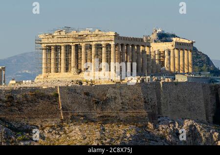 Crépuscule vue générale du Parthénon et de l'Acropole antique d'Athènes Grèce de Thissio - photo: Geopix Banque D'Images