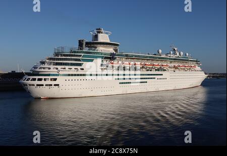 Le navire de croisière Royal Caribbean MAJESTY DE LA MER arrive tôt le matin au port Banque D'Images