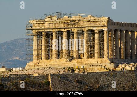 Crépuscule vue générale du Parthénon et de l'Acropole antique d'Athènes Grèce de Thissio - photo: Geopix Banque D'Images