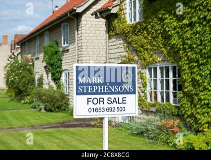 Maison à vendre dans le village de Hovingham, Ryedale, North Yorkshire, Angleterre Banque D'Images