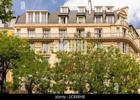 Paris, façades et rue typiques, beaux bâtiments anciens place Saint-Georges Banque D'Images