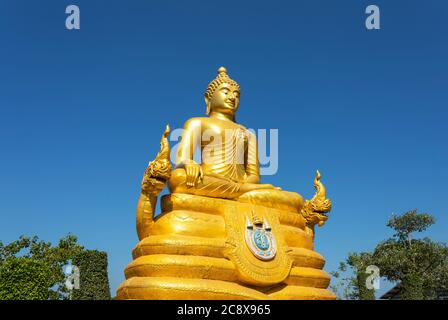 Bouddha d'or à côté de Grand Bouddha, Phuket, Thaïlande Banque D'Images