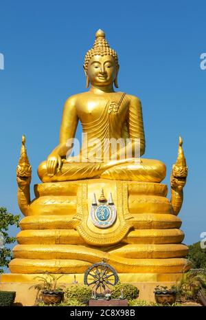 Bouddha d'or à côté de Grand Bouddha, Phuket, Thaïlande Banque D'Images