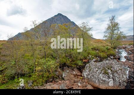 Vue depuis Glen Etive sur la face nord-est de Buachaville. C'est l'une des montagnes les plus reconnaissables d'Écosse Banque D'Images