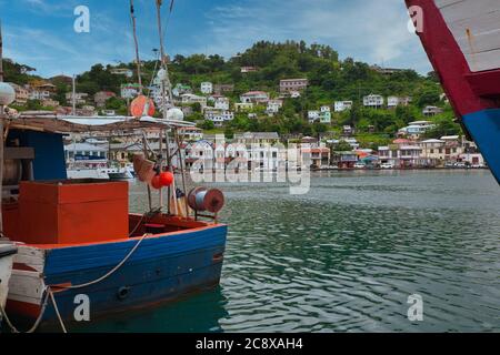 Surplombant le port et le front de mer de St George avec de petits bateaux amarrés et des maisons sur les collines au-delà, île de Grenade, les Caraïbes Banque D'Images