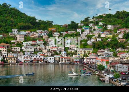 Surplombant le port et le front de mer de St George avec de petits bateaux amarrés et des maisons sur les collines au-delà, île de Grenade, les Caraïbes Banque D'Images