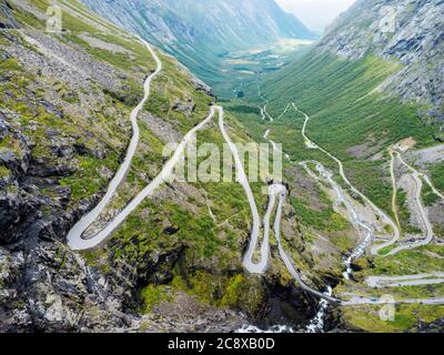 Trollstigen ou Trolls Path Trollstigveien célèbre route de montagne en serpentin de Point de vue en passant sur la route nationale pittoresque Geiranger Trollstigen plus Banque D'Images