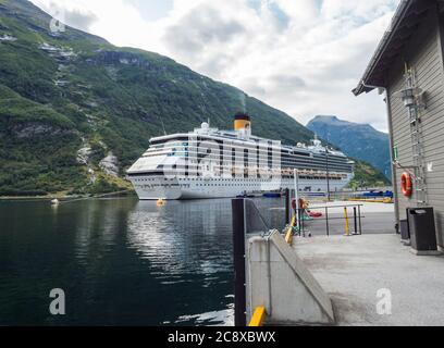 Geiranger, Norvège, 7 septembre 2019: Vue sur le navire de croisière Costa Pacifica amarré au port du village touristique de Geiranger. Geirangerfjord avec Banque D'Images