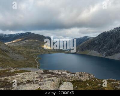 Vue sur le lac Djupvatnet de la rade à la montagne Dalsnibba plateaua. Norvège, début de l'automne, jour nuageux. Voyage vacances en Norvège Banque D'Images