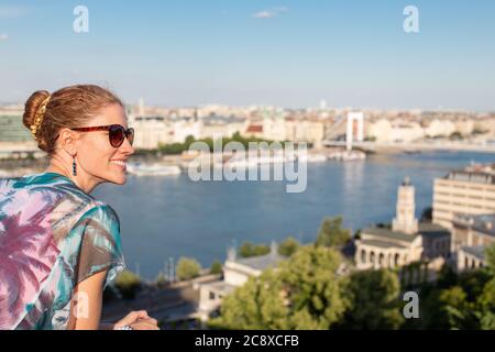 Jeune femme urbaine se demandant dans le panorama de la ville Budapest, Hongrie Banque D'Images