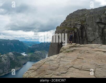 Vue sur le fjord Lysefjord, depuis la falaise massive de Preikestolen, célèbre point de vue de la Norvège ciel de Moody, le jour de l'automne. Nature et Voyage de fond, vacances et Banque D'Images