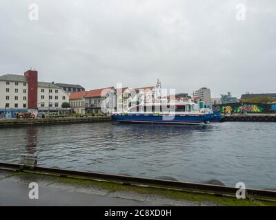 STAVANGER, NORVÈGE, 9 SEPTEMBRE 2019 : vue sur les bâtiments et le navire à Port quay dans le centre-ville de Stavanger. Stavanger est l'un des plus célèbres Banque D'Images