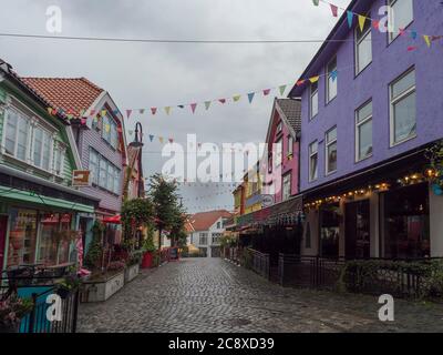 STAVANGER, NORVÈGE, 9 SEPTEMBRE 2019 : OVRE HOLMEGATE - la rue colorée. C'est peut-être la rue la plus colorée de toute la Norvège, et c'est souvent le cas Banque D'Images