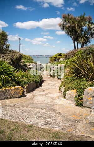 Les jardins de pierre de Sandbanks donnent sur le terrain de jeux millionnaires de Poole Harbour à Dorset Banque D'Images