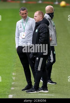 Jack Ross, directeur Hibernien (à gauche) et Neil Lennon, directeur celtique, lors du match amical d'avant-saison au Celtic Park, Glasgow. Banque D'Images