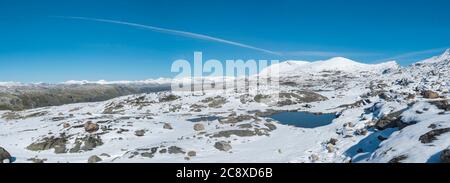 Vue panoramique depuis Krossbu sur le glacier Smorstabbreen, montagnes enneigées et lacs bleus dans le parc national de Jotunheimen, Norvège occidentale Banque D'Images