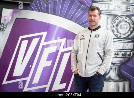 27 juillet 2020, Basse-Saxe, Osnabrück: Marco Grote, le nouvel entraîneur du club de football de deuxième division VfL Osnabrück, se trouve à côté de l'emblème du club lors de sa présentation. Le Grote, âgé de 47 ans, recevra un contrat de deux ans à Osnabrück et succède à Thioune, qui a été transféré à Hamburger SV. Photo: Friso Gentsch/dpa Banque D'Images