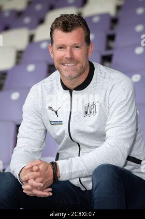 27 juillet 2020, Basse-Saxe, Osnabrück: Marco Grote, le nouvel entraîneur de l'équipe de football de deuxième ligue VfL Osnabrück, est assis dans les tribunes pendant sa présentation. Le Grote, âgé de 47 ans, recevra un contrat de deux ans à Osnabrück et succède à Thioune, qui a été transféré à Hamburger SV. Photo: Friso Gentsch/dpa Banque D'Images