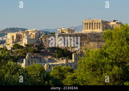 Crépuscule vue générale du Parthénon et de l'Acropole antique d'Athènes Grèce de Thissio - photo: Geopix Banque D'Images