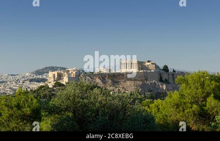 Crépuscule vue générale du Parthénon et de l'Acropole antique d'Athènes Grèce de Thissio - photo: Geopix Banque D'Images