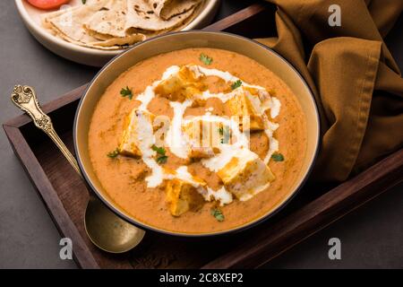 Paneer beurre Masala ou fromage cottage Curry, menu indien populaire déjeuner/dîner servi dans un bol en céramique, sélection Banque D'Images