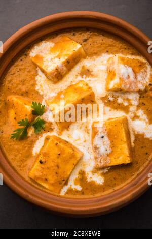 Paneer beurre Masala ou fromage cottage Curry, menu indien populaire déjeuner/dîner servi dans un bol en céramique, sélection Banque D'Images